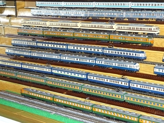 1387】 鉄コレ52系飯田線スカ色4両セットとスチール棚の現況
